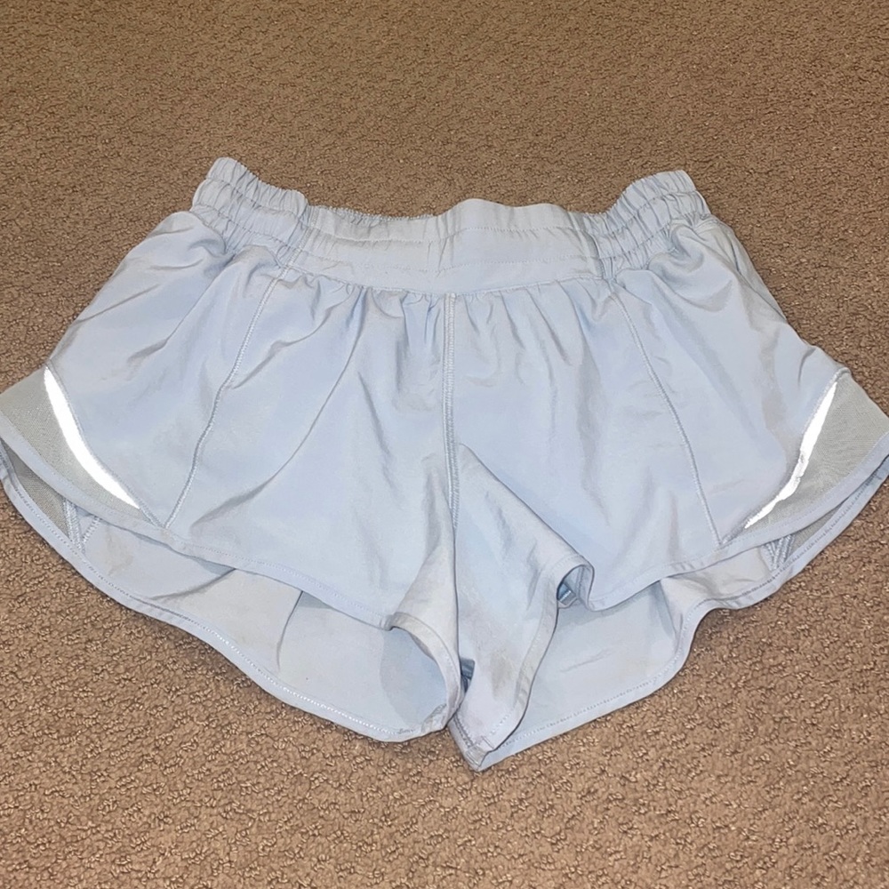 Size 4 lululemon hotty hot 2.5” shorts